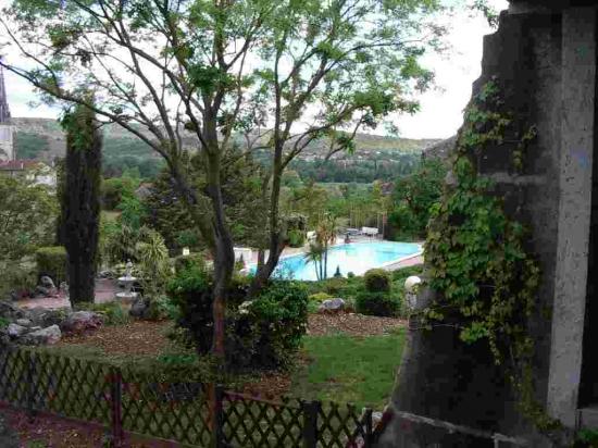 Vue sur la piscine à partir de la cour.