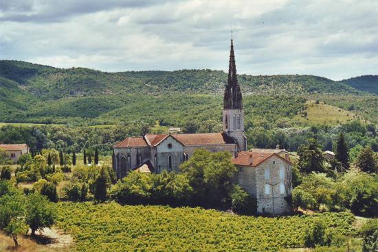 A partir de la maison, vue dégagée sur la campagne et l'église du village.